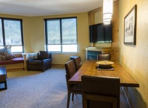 comedor con mesa y sillas y sala de estar en Grand Summit G446, en Park City