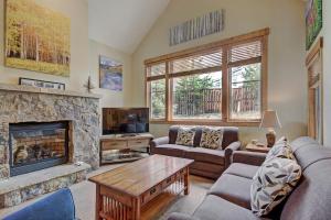 uma sala de estar com um sofá e uma lareira em Mountain Thunder M803 em Breckenridge