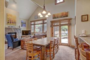 uma cozinha e sala de jantar com mesa e cadeiras em Mountain Thunder M803 em Breckenridge