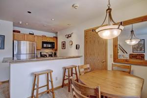 Η κουζίνα ή μικρή κουζίνα στο River Mtn Lodge W215C