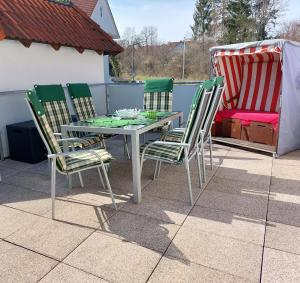 een tafel en 4 stoelen op een patio bij Ferienwohnung Hirmer in Zirndorf