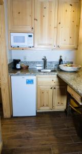 una cucina con frigorifero bianco e lavandino di Northstar Village 216 a Truckee