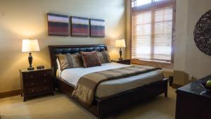 - une chambre avec un lit, deux lampes et une fenêtre dans l'établissement Catamount 407C, à Truckee