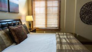 - une chambre avec un lit et une fenêtre avec un store dans l'établissement Catamount 407C, à Truckee