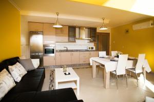 a living room with a couch and a table at dp Ático Deluxe in Sarria