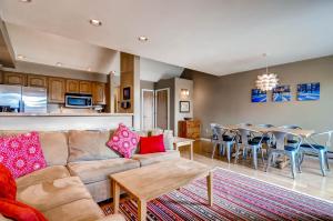 una sala de estar con un sofá y una mesa en Plaza 1407, en Keystone