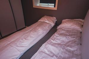 Tempat tidur dalam kamar di Beautiful apartment in Tromsø