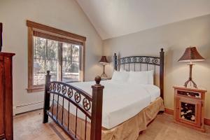 een slaapkamer met een groot bed en een raam bij Mountain Thunder M300 in Breckenridge