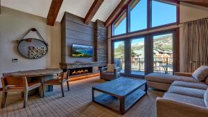 sala de estar con sofá y chimenea en Zalanta 319, en South Lake Tahoe