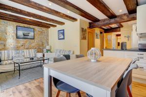 uma cozinha e sala de estar com mesa e cadeiras em Maravilloso apartamento en el corazón de Hondarribia em Hondarribia