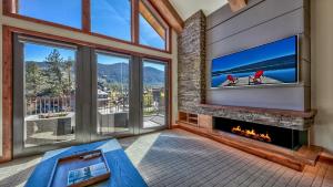 Il comprend un salon avec une cheminée et une télévision. dans l'établissement Luxury 2Br Residence Steps From Heavenly Village & Gondola Condo, à South Lake Tahoe