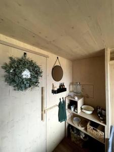 eine kleine Küche mit einer Theke und einem Kranz an der Wand in der Unterkunft Posed v Beskydech in Kunčice pod Ondřejníkem