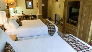 um quarto de hotel com duas camas e uma televisão de ecrã plano em Northstar Village 237 em Truckee