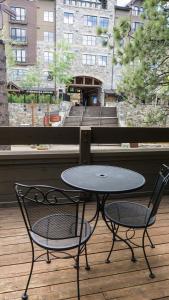un tavolo e due sedie su una terrazza con tavolo e sedie di Northstar Village 237 a Truckee