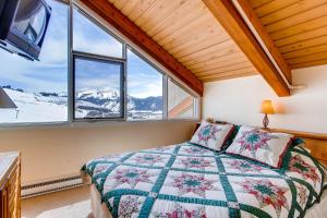 Postel nebo postele na pokoji v ubytování Axtel 1 Br Loft AX410
