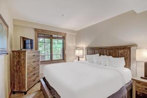 - une chambre avec un grand lit blanc et une fenêtre dans l'établissement Mountain Thunder M1206, à Breckenridge