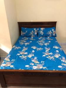 a bed with a blue comforter and blue sheets at Studio à centre ville boulevard pasteur in Tangier