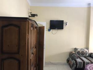 a living room with a tv and a couch at Studio à centre ville boulevard pasteur in Tangier