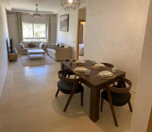 un salon avec une table et des chaises en bois dans l'établissement Aida village, à Tanger