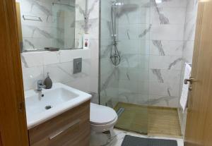 une salle de bain avec une douche, des toilettes et un lavabo dans l'établissement Aida village, à Tanger