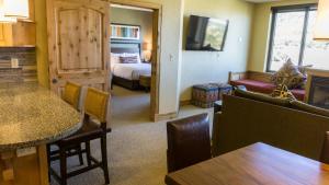 TV a/nebo společenská místnost v ubytování Exquisite Condo, Great for Families, Ski In Out