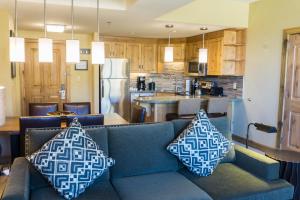 Kuchyň nebo kuchyňský kout v ubytování Exquisite Condo, Great for Families, Ski In Out