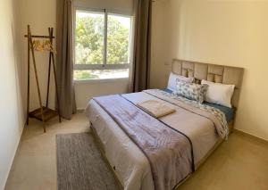 une chambre avec un grand lit avec une fenêtre dans l'établissement Aida village, à Tanger
