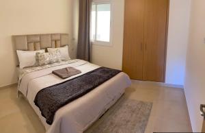 une chambre avec un grand lit et une fenêtre dans l'établissement Aida village, à Tanger