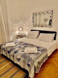 una camera da letto con un letto e due asciugamani di Corso Italia 4 a Bordighera