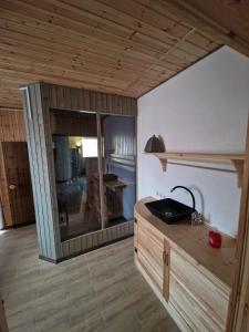 eine Küche mit einer Theke und einem Fenster in einem Zimmer in der Unterkunft Ilūkstes Sauna apartamenti (bezkontakta) in Ilūkste