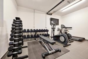 uma sala de fitness com um ginásio com máquinas de andar em Chalet Sunshine em Garmisch-Partenkirchen