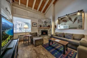 sala de estar con sofá y chimenea en Newly Remodeled 1 Bed and Loft at Lakeland Village, en South Lake Tahoe