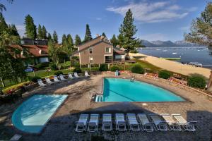 een uitzicht op een zwembad met stoelen en een huis bij Newly Remodeled 1 Bed and Loft at Lakeland Village in South Lake Tahoe
