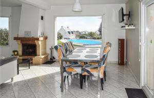 een keuken en eetkamer met een tafel en stoelen bij 3 Bedroom Lovely Home In Pleubian in Pleubian
