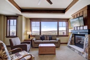 Χώρος καθιστικού στο One Ski Hill Place S8414