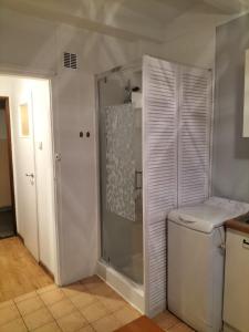 a bathroom with a shower and a washing machine at Stacja Kocham Morze in Gdańsk