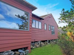Cape NeddickSeacoast Sanctuary的一面有窗户的红色房子