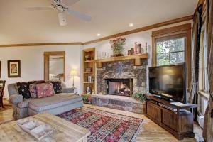 a living room with a fireplace and a television at Settler's Lodge 204 in Edwards