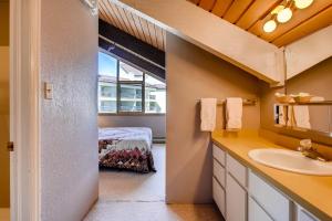 La salle de bains est pourvue d'un lavabo et d'un lit dans la chambre. dans l'établissement 1 Br andLoft with Deck - Sleeps 5 People, à Crested Butte