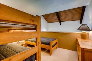 - une chambre avec 2 lits superposés et un bureau dans l'établissement 1 Br andLoft with Deck - Sleeps 5 People, à Crested Butte