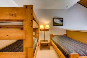- une chambre avec deux lits superposés et une lampe dans l'établissement 1 Br andLoft with Deck - Sleeps 5 People, à Crested Butte
