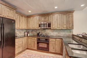 Köök või kööginurk majutusasutuses Elegant Updated 3 Bedroom Condo At One Arrowhead Place Condo