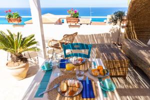 un tavolo con del cibo sopra con vista sull'oceano di Brezza Marina a Tropea