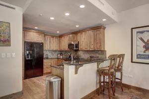 Köök või kööginurk majutusasutuses Elegant Updated 3 Bedroom Condo At One Arrowhead Place Condo