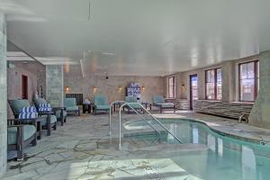 Πισίνα στο ή κοντά στο One Ski Hill Place S8103