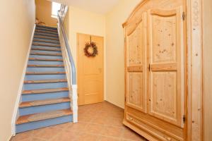 een trap in een kamer met een deur en een trap bij Ferienwohnung Fortuna II in Thiessow