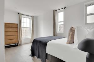 Postel nebo postele na pokoji v ubytování Tasteful Cobble Hill 3BR w WD nr TJ NYC-755