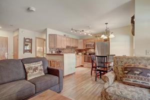 un soggiorno con divano e una cucina di Spacious Condo In The Heart Of Breckenridge Condo a Breckenridge