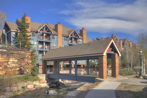 un grande edificio con un ponte di fronte di Spacious Condo In The Heart Of Breckenridge Condo a Breckenridge