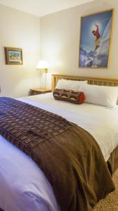 1 dormitorio con 1 cama grande con sábanas blancas en Ski Trails 4024, en Truckee